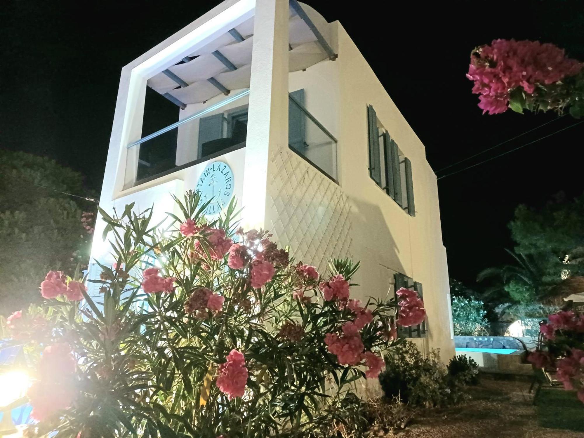 פריסה Located By The Sea One Beachfront Private Captain Lazaros Pool Villa With Loft In 750Sqm Spacious Private Plot-Jacuzzi-Sunrelax-Furnished Terace-Gazebo-Private Parking,Sleep 3 Adults And 2 Children, Just Steps From The Black Beach-Seaview מראה חיצוני תמונה