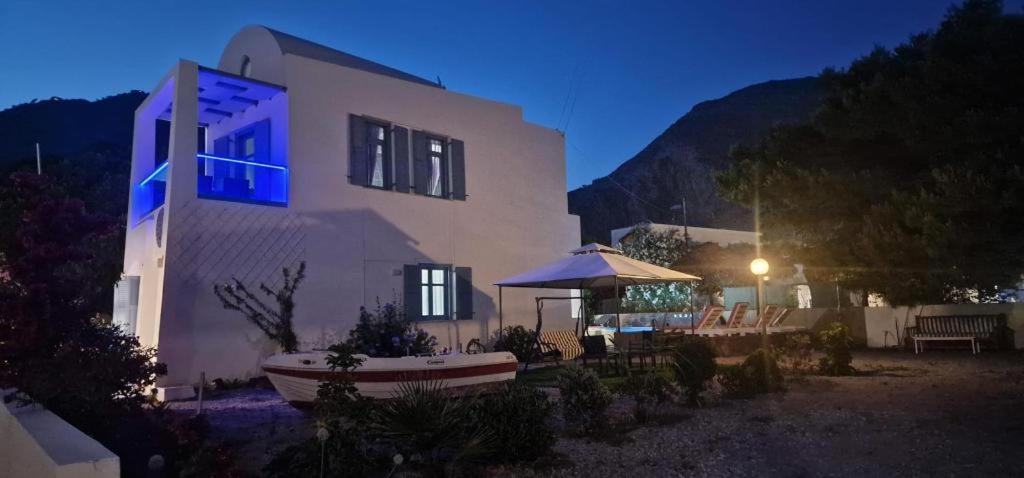 פריסה Located By The Sea One Beachfront Private Captain Lazaros Pool Villa With Loft In 750Sqm Spacious Private Plot-Jacuzzi-Sunrelax-Furnished Terace-Gazebo-Private Parking,Sleep 3 Adults And 2 Children, Just Steps From The Black Beach-Seaview מראה חיצוני תמונה