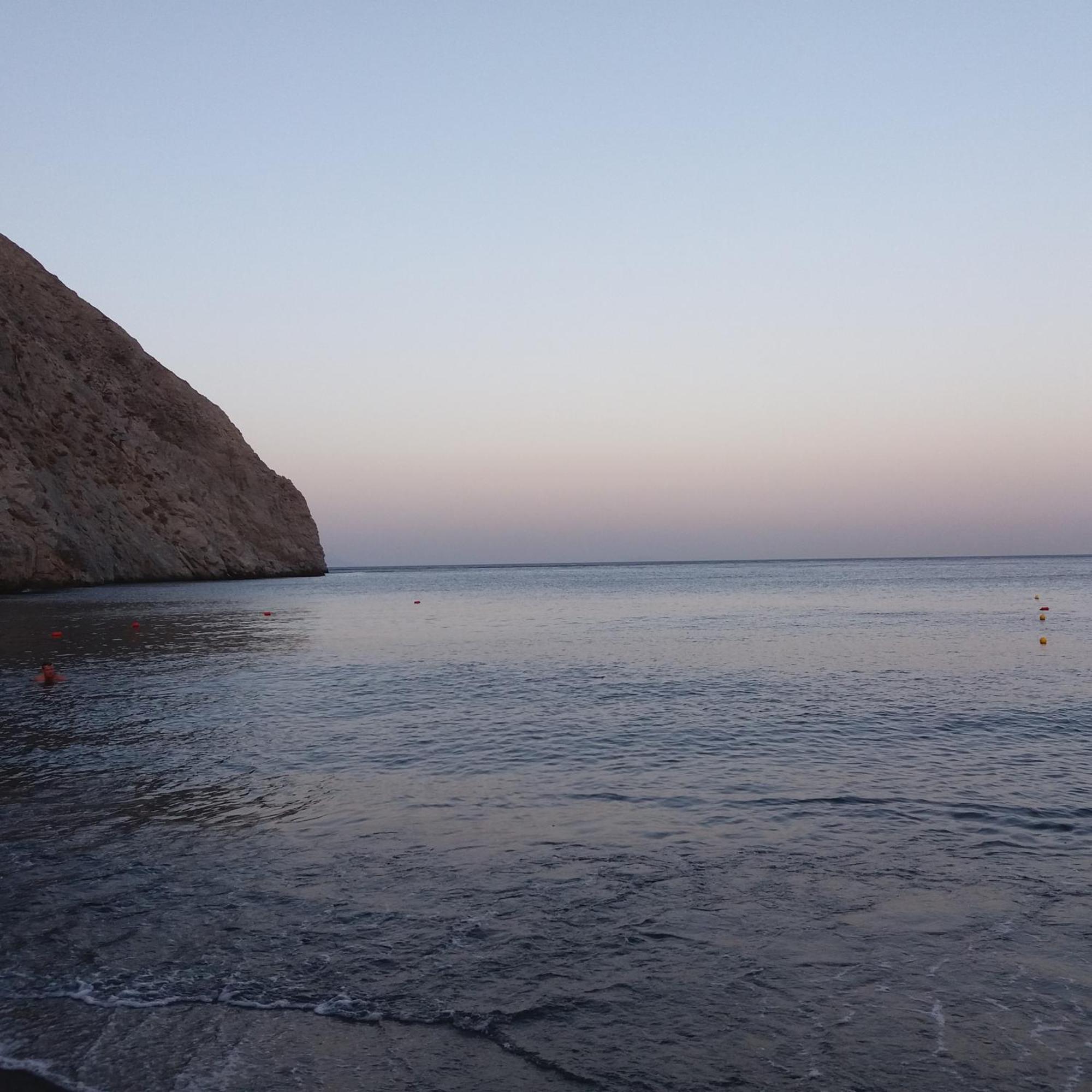 פריסה Located By The Sea One Beachfront Private Captain Lazaros Pool Villa With Loft In 750Sqm Spacious Private Plot-Jacuzzi-Sunrelax-Furnished Terace-Gazebo-Private Parking,Sleep 3 Adults And 2 Children, Just Steps From The Black Beach-Seaview מראה חיצוני תמונה
