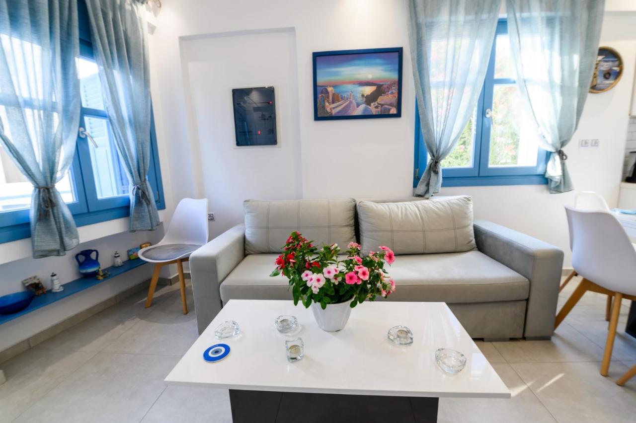 פריסה Located By The Sea One Beachfront Private Captain Lazaros Pool Villa With Loft In 750Sqm Spacious Private Plot-Jacuzzi-Sunrelax-Furnished Terace-Gazebo-Private Parking,Sleep 3 Adults And 2 Children, Just Steps From The Black Beach-Seaview מראה חיצוני תמונה